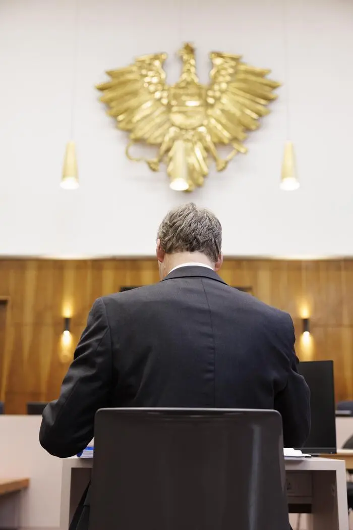 Eine Anklage wegen Wiederbetätigung gibt es nur, wenn auch eine nationalsozialistische Einstellung nachgewiesen werden kann. Dann landet der Fall dafür immer vor dem Schwurgericht