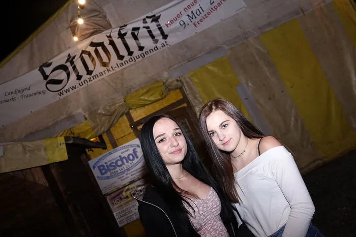 Für Stimmung im Festzelt sorgten “Die Hafendorfer” und in der Silofolien-Disco heizten “Blackout” mit coolen Beats ein. 