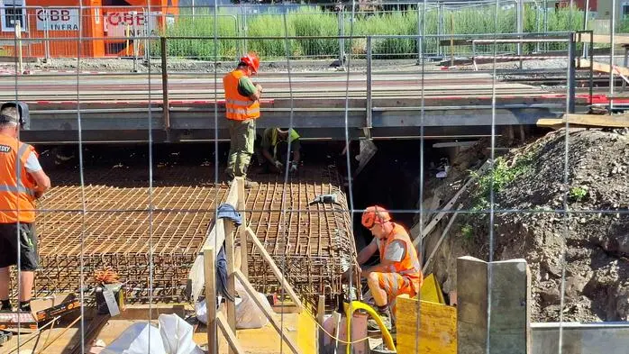 Eine Baustelle bei einem Zuggleis