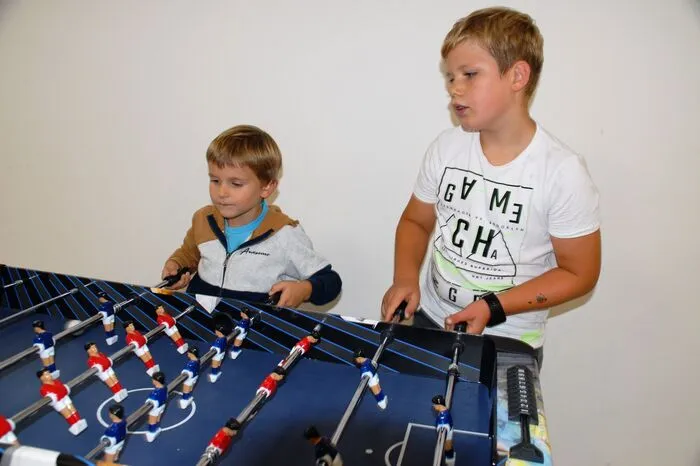 Tischfußball, Kinderschminken und Turnen auf den Sportgeräten - den Kindern wurde ein kunterbuntes Programm geboten.