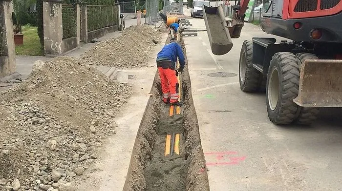 Im Zuge von Tiefbauarbeiten wurden auf den ersten zwei bis drei Kilometern schon Glasfaserkabel verlegt