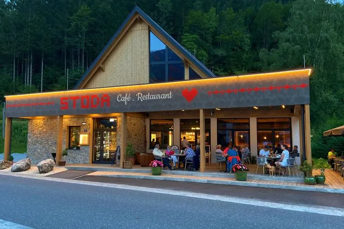 Richtig gut essen, lässt es sich im Restaurant Stoda im Ortskern von Hinterstoder. Zwar ist man preislich schon im oberen mittleren Bereich, dafür schmeckt das Steak oder der Backhendlsalat umso besser. Wer weitere Eindrücke sammeln will, lässt sich Kaffee und Nachspeise fast gegenüber im hippen Café Fleischerei servieren.