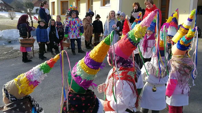 Ein buntes Bild boten am Rosenmontag die Faschingsrenner in Laßnitz.