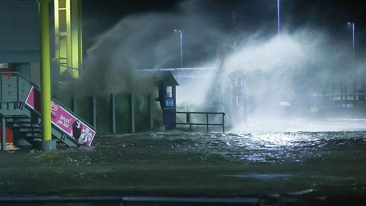 Überschwemmter Fähranleger in Schleswig-Holstein