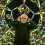 André Heller, Mastermind der magischen Schau, im vieldimensionalen Riesenkaleidoskop aus Spiegeln und Licht
