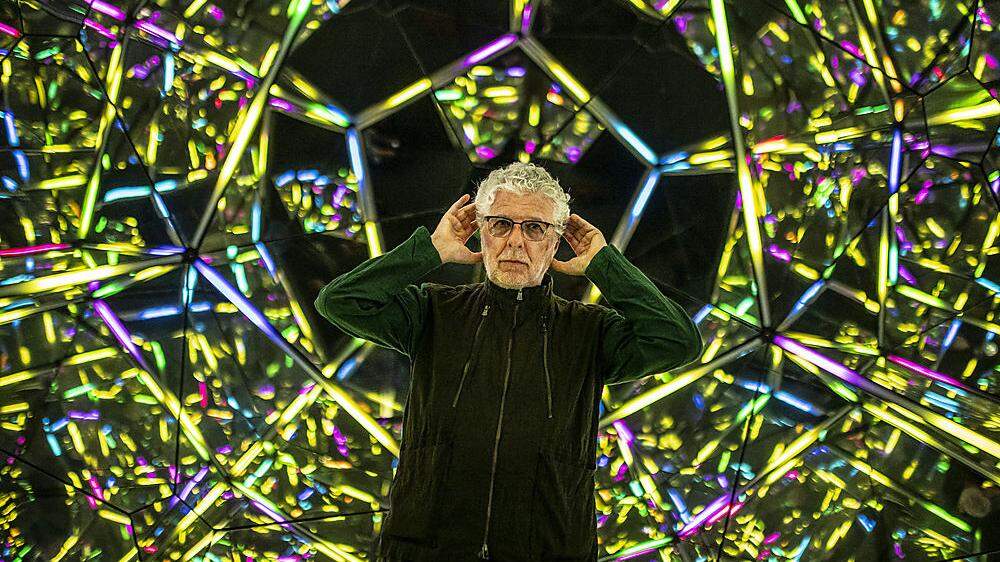André Heller, Mastermind der magischen Schau, im vieldimensionalen Riesenkaleidoskop aus Spiegeln und Licht