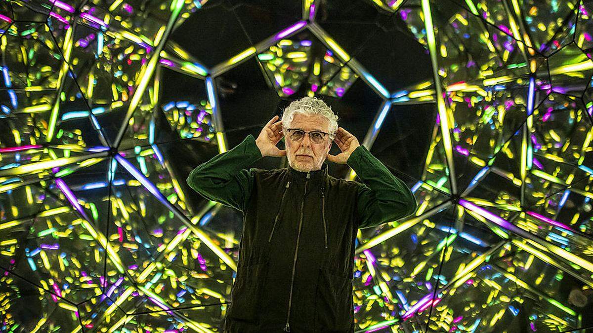 André Heller, Mastermind der magischen Schau, im vieldimensionalen Riesenkaleidoskop aus Spiegeln und Licht