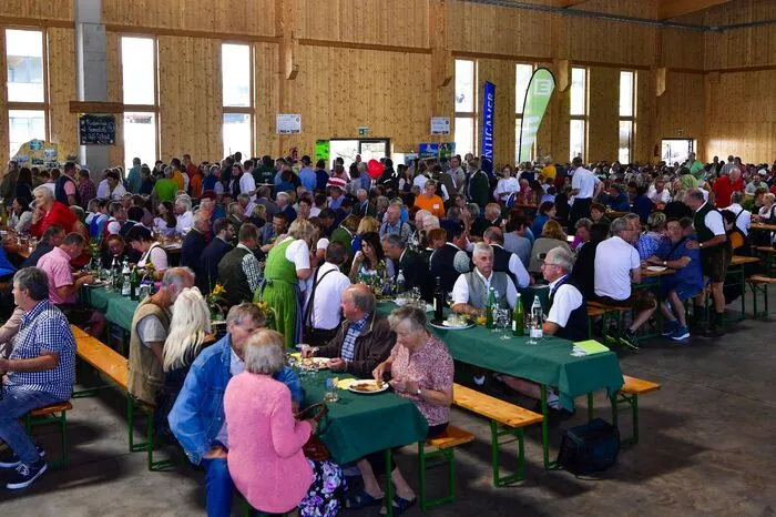 Ein erster Höhepunkt war der Bieranstich mit Maria Pein.