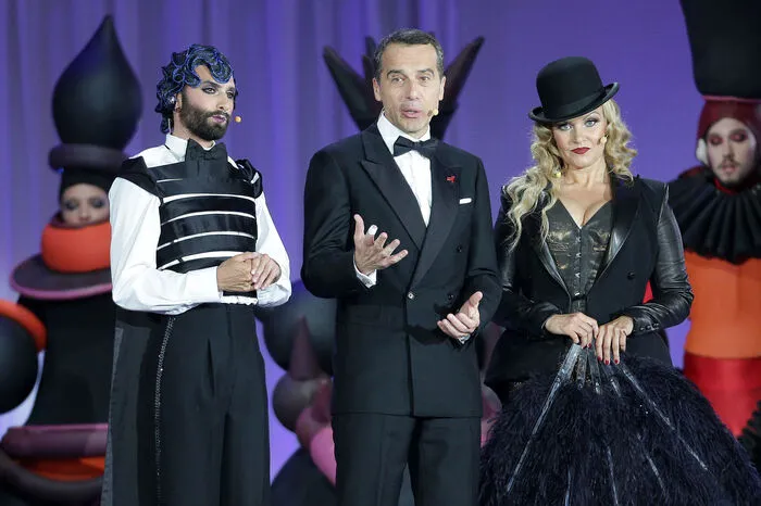 In seiner Rede am Rathausplatz greift Bundeskanzler Christian Kern das Motto des Abends auf: "Das Allerwichtigste ist, dass jeder seinen Status kennt." Conchita und Verena Scheitz tragen Kreationen von Jean Paul Gaultier.