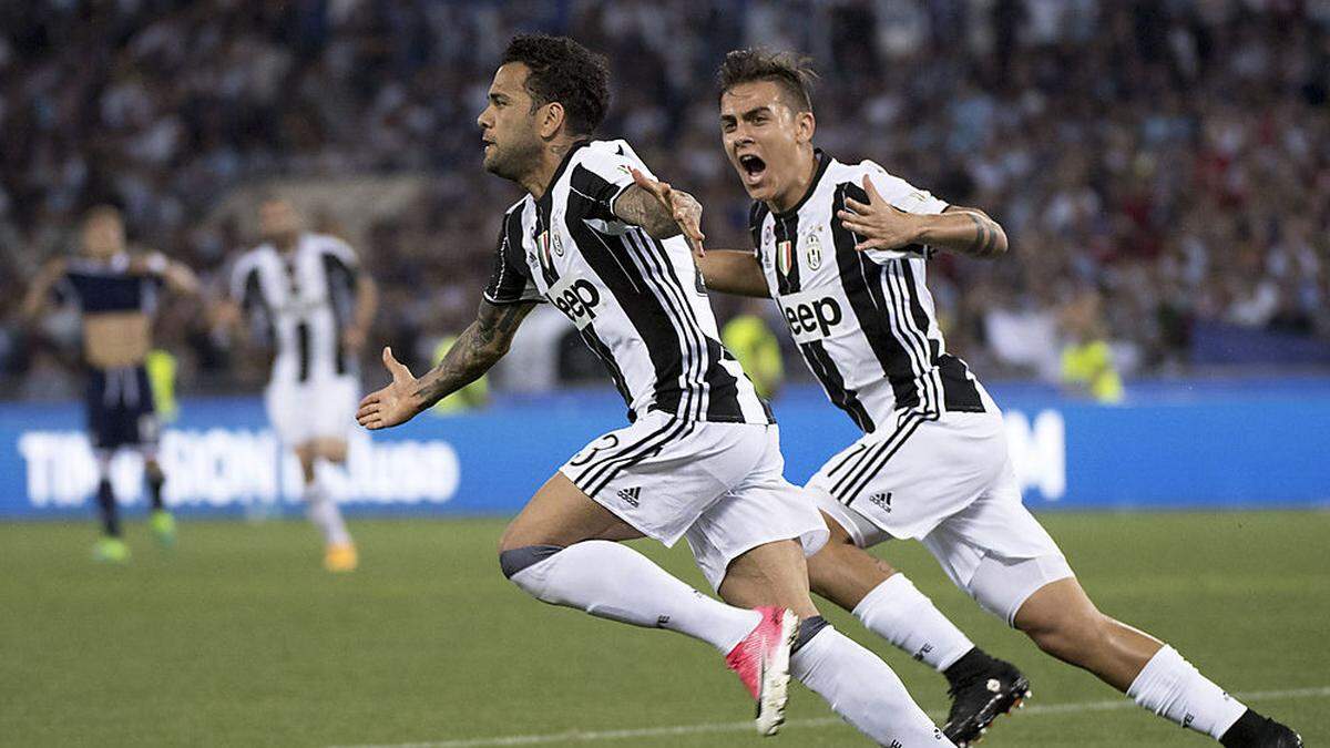 Dani Alves jubelt mit Paulo Dybala