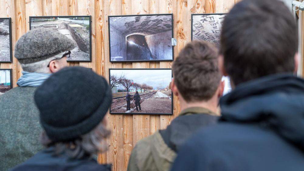 Besucher bei einer Gedenkfeier für das   ehemalige Lager Liebenau 2019 in Graz
