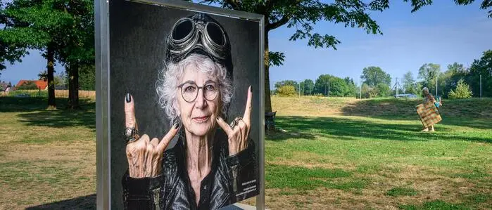 Großformatige Porträts und ungewöhnliche Motive machen den Wildoner Badesee zur Freiluftgalerie. Die „Menschenbilder“ sind bewusst dort zu sehen, wo Menschen ihre Freizeit verbringen