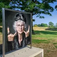 Großformatige Porträts und ungewöhnliche Motive machen den Wildoner Badesee zur Freiluftgalerie. Die „Menschenbilder“ sind bewusst dort zu sehen, wo Menschen ihre Freizeit verbringen