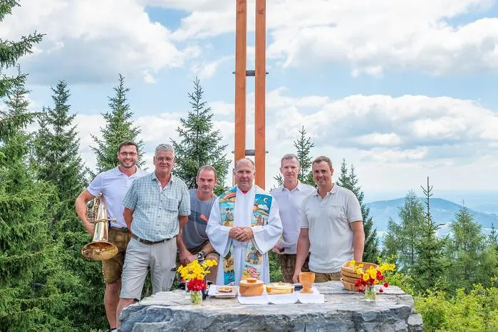 Unter dem Gipfelkreuz feierte Pfarrer Toni Herz-Pickl die heilige Messe und nahm die Segnung des Kreuzes vor.