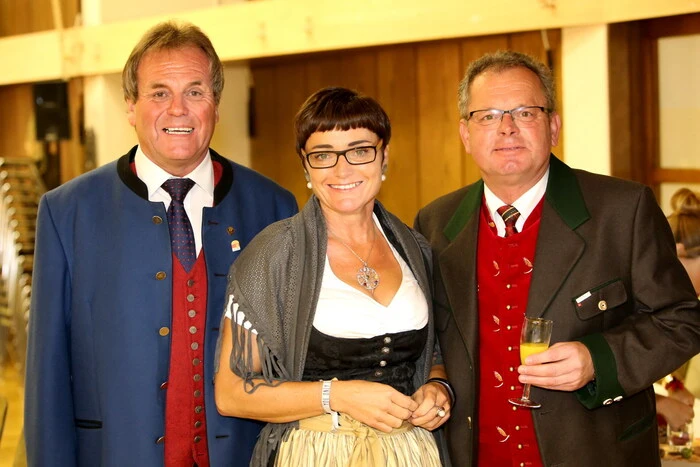 Sichtlich erfreut über den hohen Besuch von Landeshauptmann-Stellvertreterin Beate Prettner (Foto) und Bürgermeister Klaus Köchl (rechts) zeigte sich Obmann Karl Huber (links im Bild).