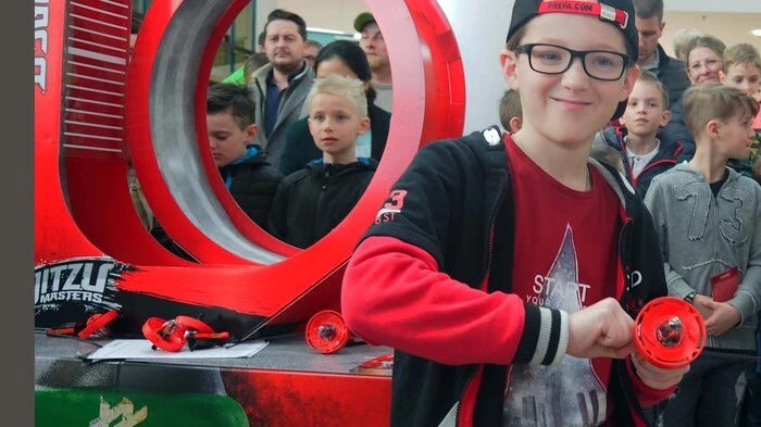 Die Kreisel mit dem Ninjalogo drehten sich pausenlos um die Wette. Am Samstag spielten die Kinder beim Lego Ninjago - Spieletag im Klagenfurter Einkaufszentrum Südpark. Jedes teilnehmende Kind ging mit einem Geschenk nachhause.
