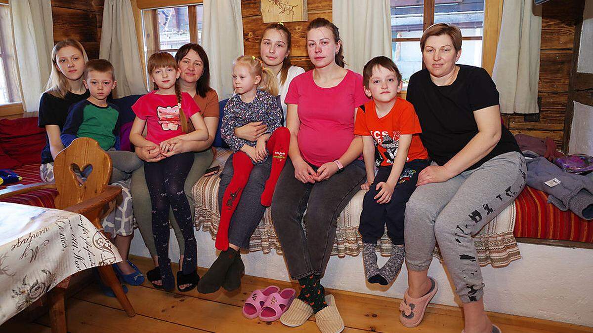 Ernste Gesichter - Frauen und Kinder aus der Ukraine in ihrem Quartier in Aflenz