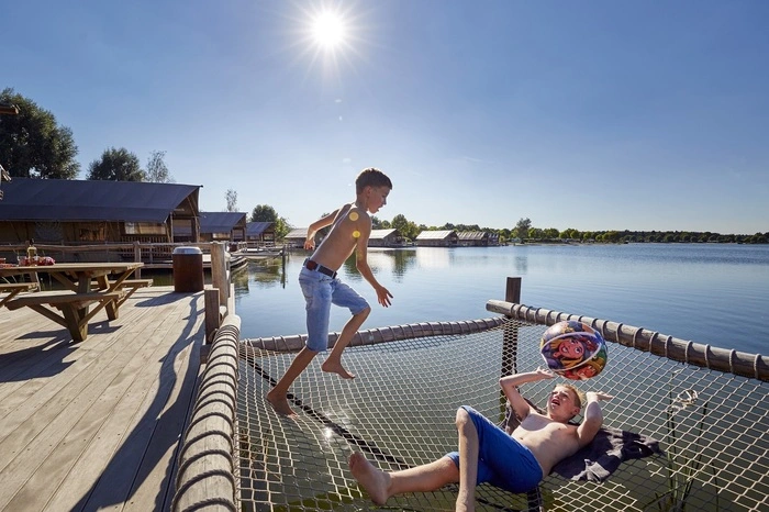 WasserLodges auf Ferienpark TerSpegelt.Der eigene Bootsanlegesteg und die Hängematte über dem Wasser sind weitere Höhepunkte.