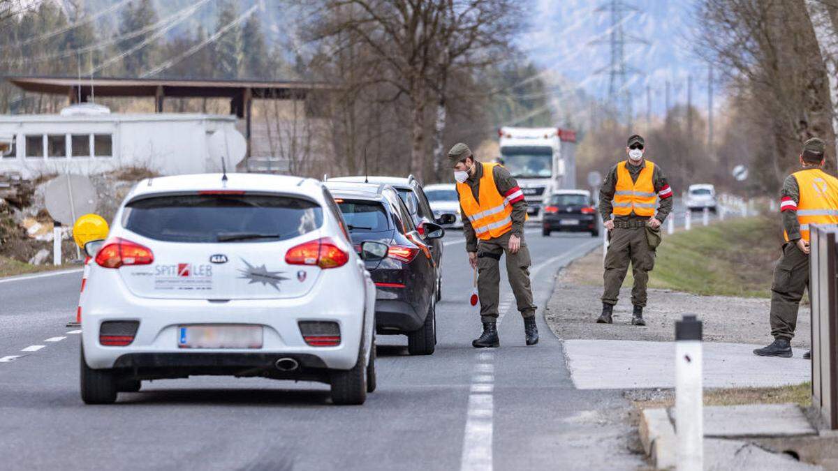 Personen, die den Bezirk Lienz in Richtung Kärntner verlassen, werden in Nikolsdorf auf Höhe des Bahnhofs von Soldaten des Österreichischen Bundesheer und der Exekutive kontrolliert