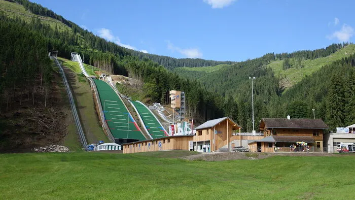 Die Erzberg Arena wurde Mittwoch nach nur 13 Monaten Bauzeit in der erzberg Arena eröffnet. 8,1 Millionen Baubudget wurden dabei nicht überschritten. Die vier Schanzen (109, 70, 35 und 15 Meter) werden von allen Alterstufen benutzt und genutzt. Neben Trainingsmöglichkeiten werden auch Wettkämpfe durchgeführt, die vom SC Erzbergland betreut werden. Die Arena wird als wichtiger Baustein für die Neuausrichtung und Erweiterung des Nordischen ausbildungszentrums (NAZ) Eisenerz gesehen.