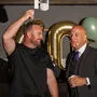 Der Zauberkünstler Christian Christian zusammen mit einem Besucher der Jubiläumsfeier