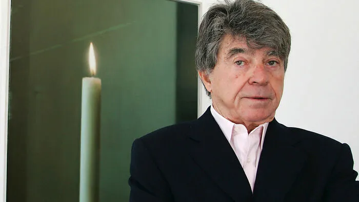 Frieder Burda auf einem Archivbild aus dem Jahr 2005 vor dem Bild "Kerze" von Gerhard Richter