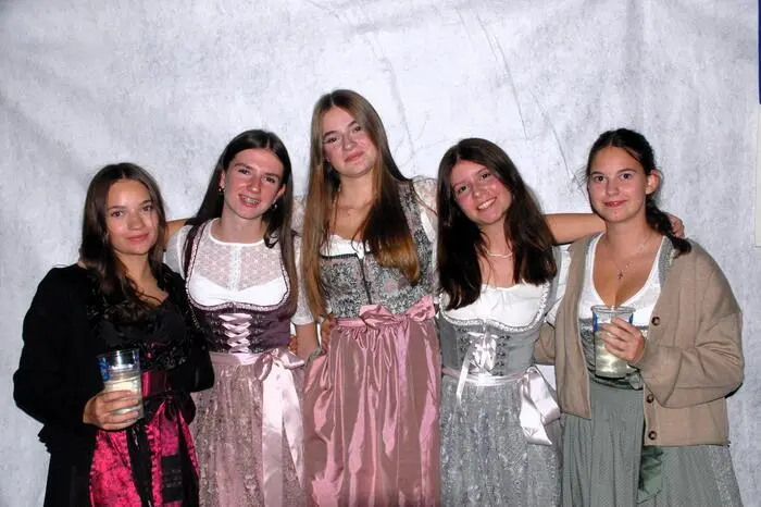 Hunderte Festbesucher - ausgestattet mit Dirndl und Lederhosen - folgten der Einladung des örtlichen Sportvereins, unter Obmann Philipp Wurzer. 