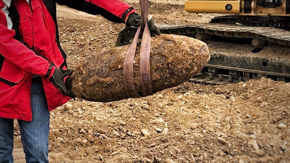 Im Bild: eine Fliegerbombe, die 2019 auf den Reininghausgründen entschärft wurde. Nun wurde wieder ein Kriegsrelikt bei Bauarbeiten in Graz gefunden