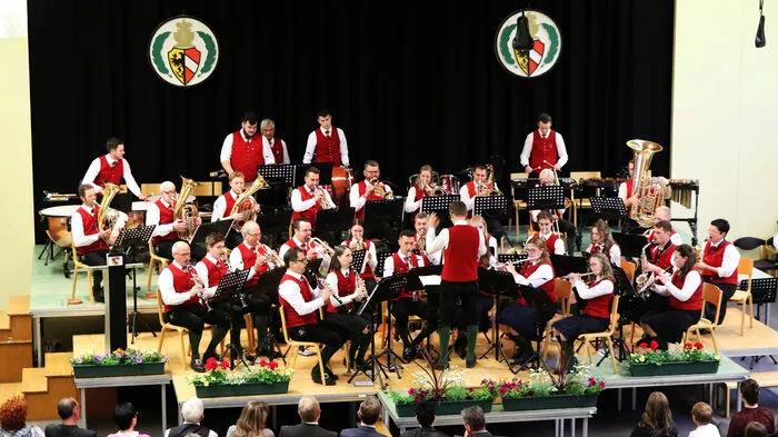 Die Musikkapelle Himmelberg unter Kapellmeister Jakob Ebner und Obmann Harald Faschinger.