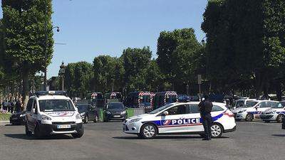 Polizeiaufgebot auf dem Pariser Prachtboulevard Champs-Elysees