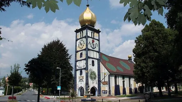 Die Hundertwasser-Kirche ist mittlerweile Wahrzeichen der 1265 erstmals urkundlich erwähnten Stadt 