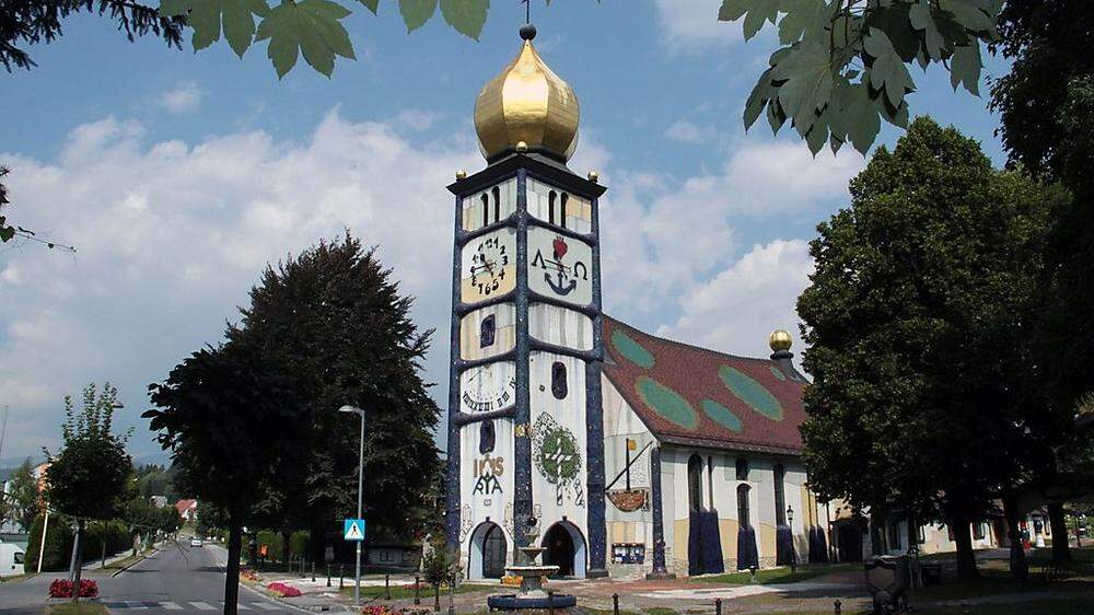 Die Hundertwasser-Kirche ist mittlerweile Wahrzeichen der 1265 erstmals urkundlich erwähnten Stadt 