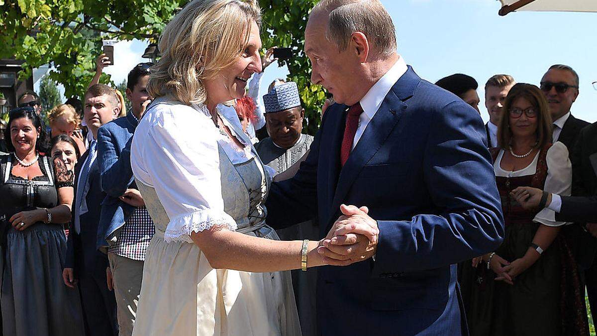 Ex-Außenministerin Kneissl und Russland Präsident Putin bei Kneissls Hochzeit