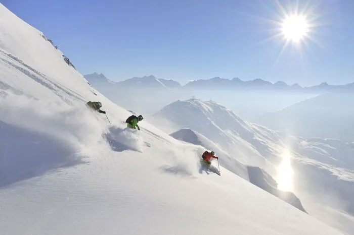 87 Lifte und 305 Pistenkilometer zählt der Arlberg jetzt. An zweiter Stelle rangiert die Skiwelt Wilder Kaiser-Brixental mit 284 km, Schladming-Haus hat 122 km.