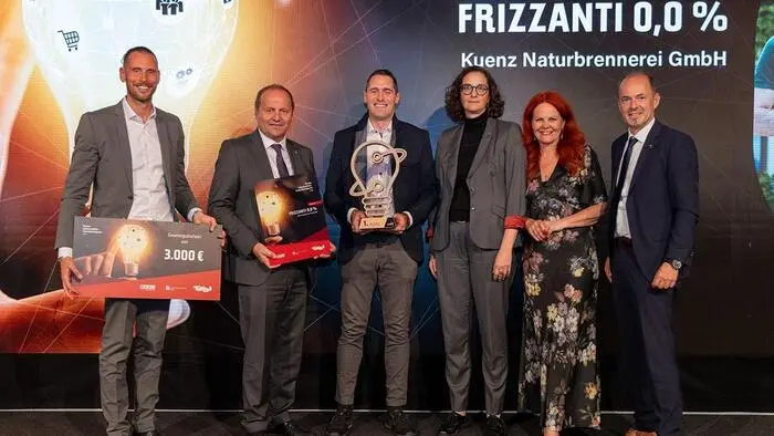 Preisträger mit Gratulanten