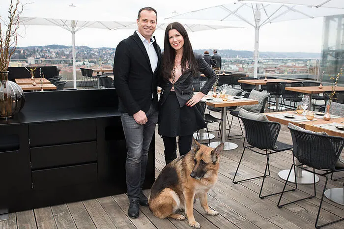 Gerald und Judith Schwarz verzichten in ihren Aiola-Restaurants schon lange auf Aschenbecher. Ein Streitpunkt: der Barbereich.