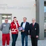 Erwin Dirnberger übergab Marcel Hausegger den neuen Defibrillator
