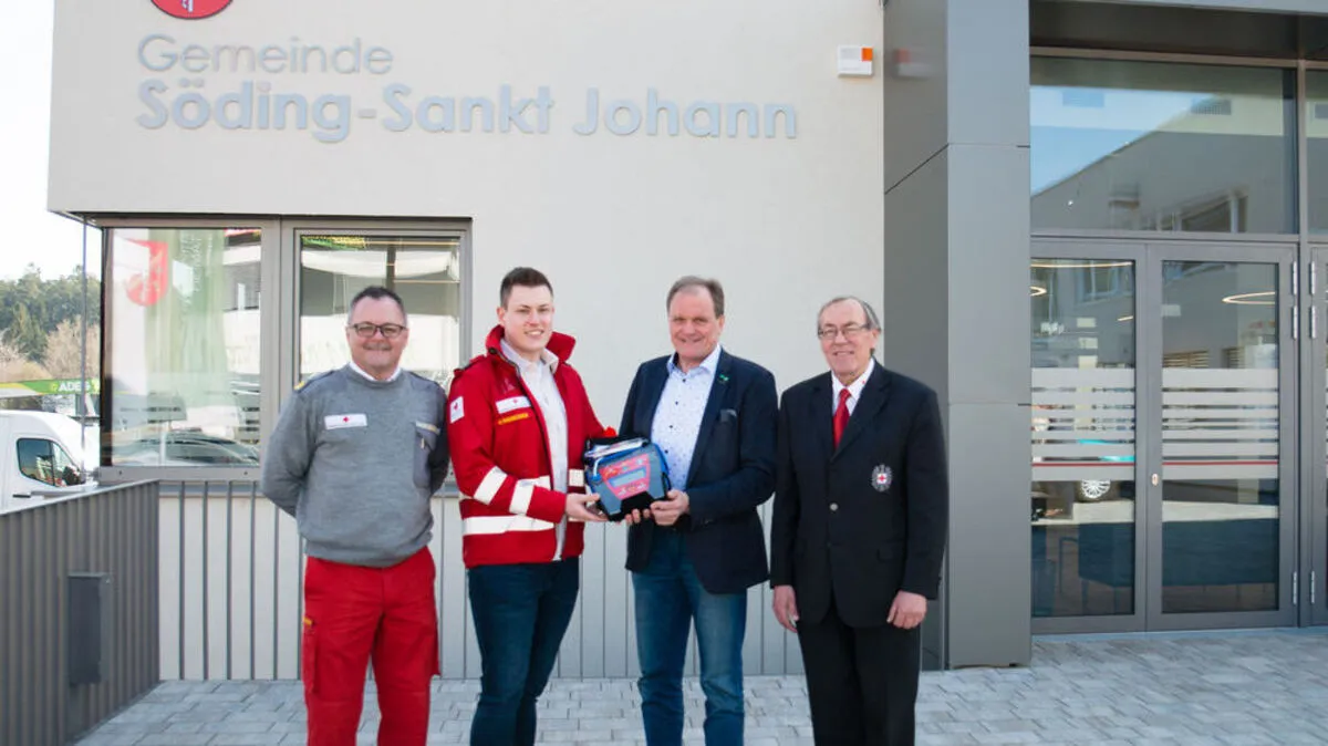 Erwin Dirnberger übergab Marcel Hausegger den neuen Defibrillator