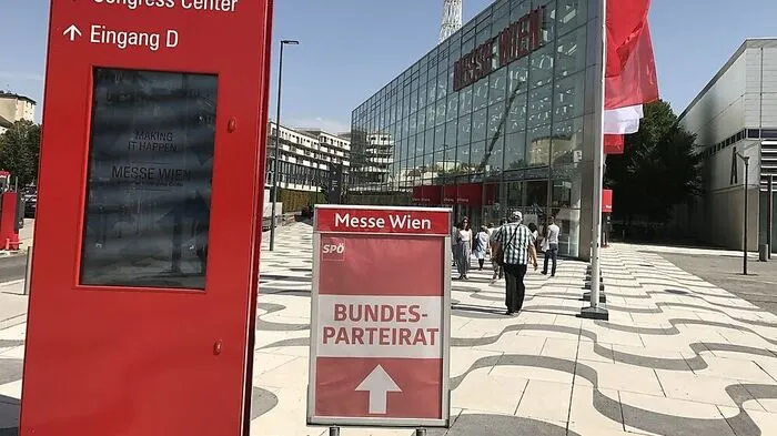 Die Delegierten schwitzten bei der Anreise aus ganz Österreich und waren glücklich, endlich den kühlen Saal auf der Wiener Messe zu erreichen.