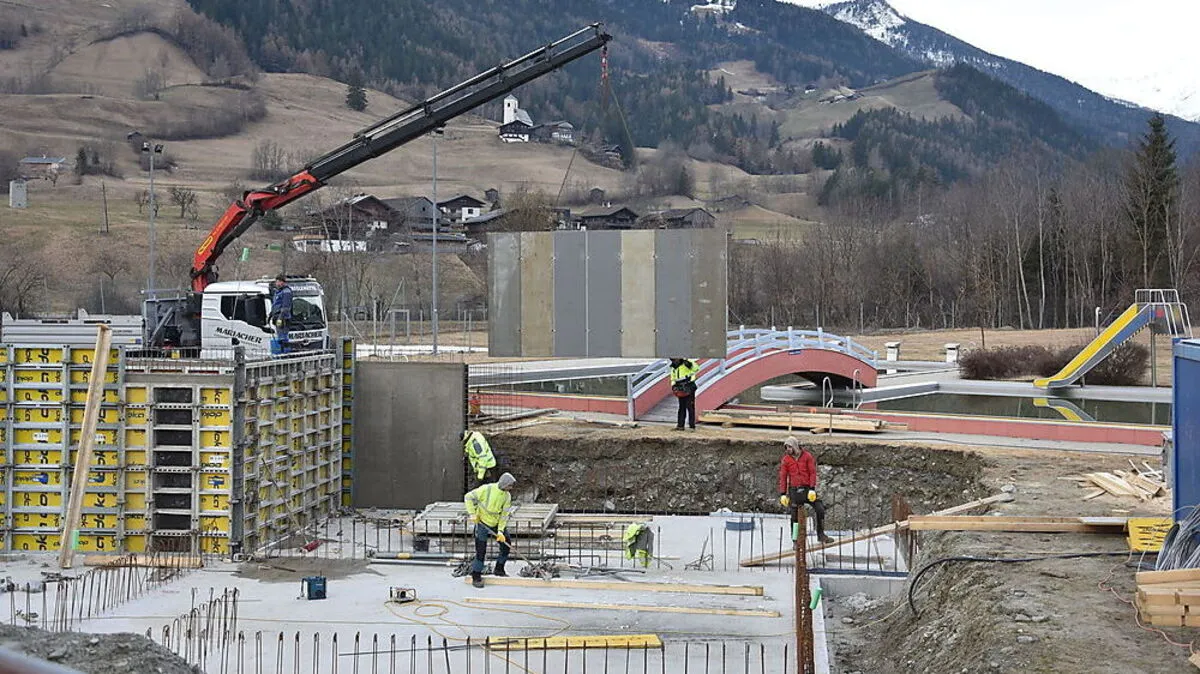 Dienstagfrüh herrschte auf der Schwimmbad-Baustelle reges Arbeiten 