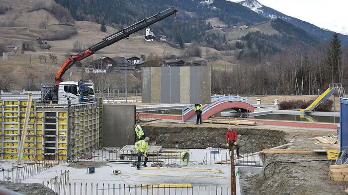 Dienstagfrüh herrschte auf der Schwimmbad-Baustelle reges Arbeiten