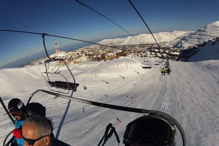 Das Skigebiet mit Meer im Hintergrund.