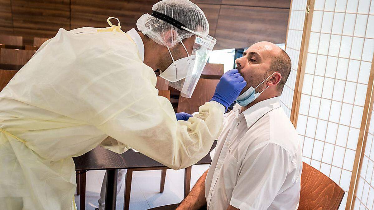 In Kärnten wurden von Freitag auf Samstag wieder 470 Menschen positiv auf das Coronavirus getestet (Symbolfoto)