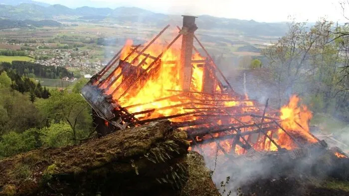 Das Ferienhaus in Flammen