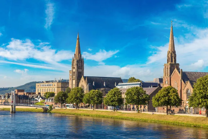 Inverness wird nicht umsonst als Hauptstadt der Highlands bezeichnet. Hier gibt es sowohl beeindruckende Natur am Flussufer der Ness und einen schönen botanischen Garten als auch eine Kathedrale, das Inverness Castle und spannende Museen.