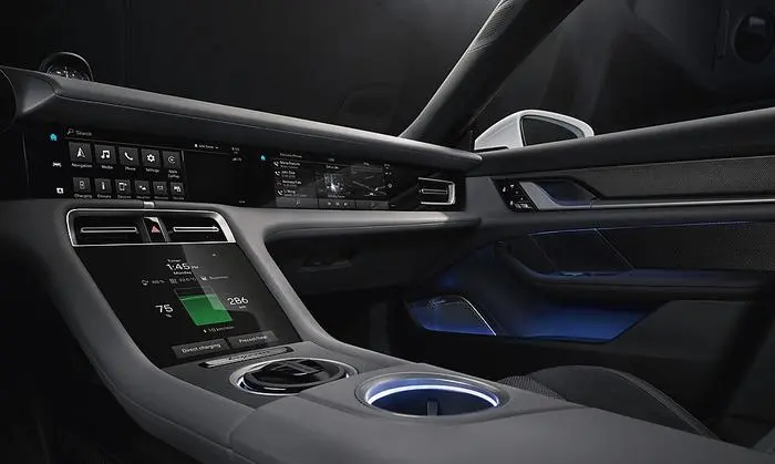 Auch der Beifahrer bekommt optional einen Bildschirm vorgesetzt