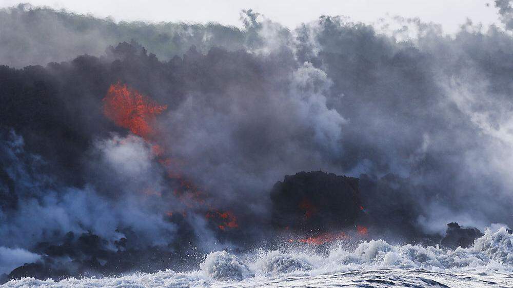Lava fließt in den Pazifik