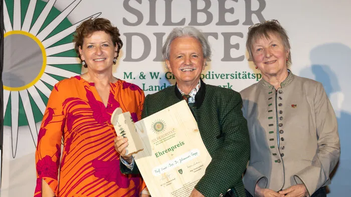 Ehrenpreisträger Johannes Gepp mit Landesrätin Ursula Lackner (l) und Marianne Graf