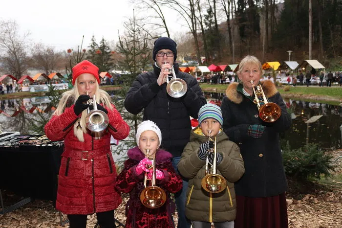 Insgesamt verteilten der Weihnachtsmann und das Christkind über 500 Päckchen an die jungen Besucher.