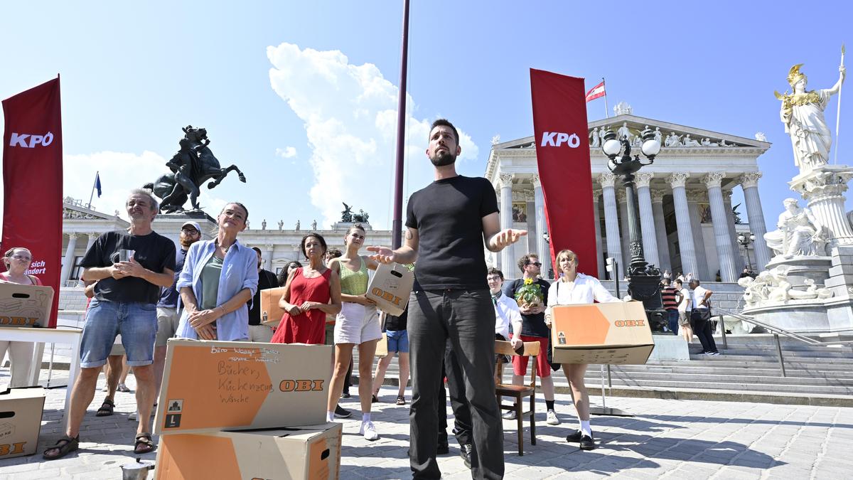 KPÖ-Spitzenkandidat Tobias Schweiger vor dem Parlament